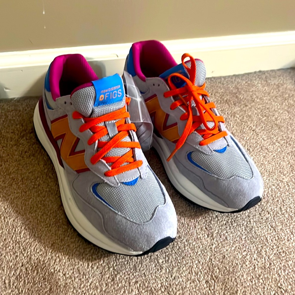 Figs new balance size 8 men/ 10 women